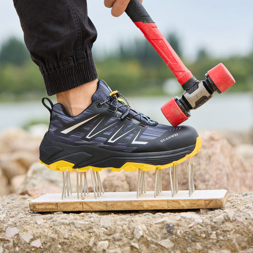 Puncture resistant midsole protecting against nails